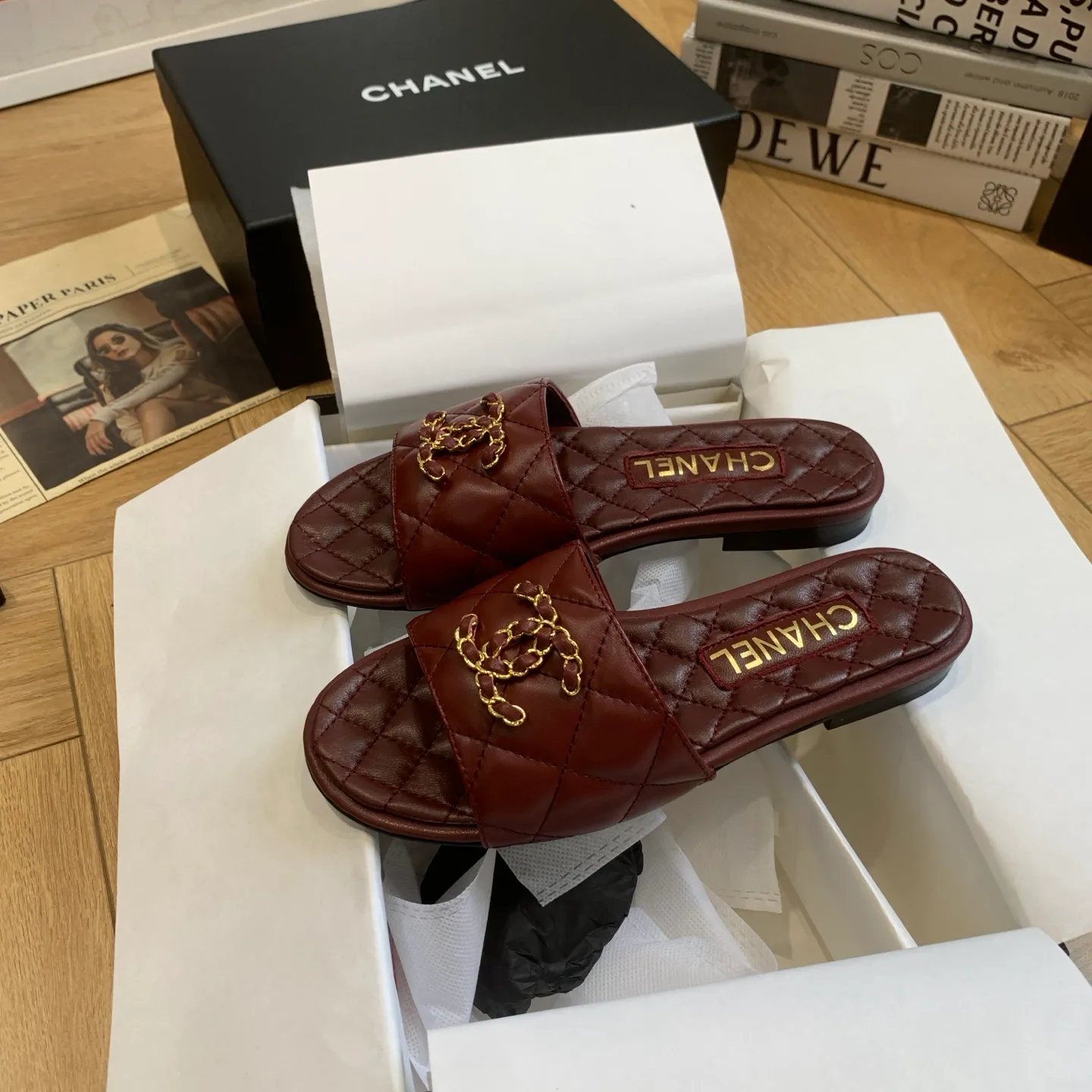 👟👟Ex-factory price 500👟👟 🍀Chanel Xiaoxiang 25ss new lazy double C-buckle slippers. Versatile, slimming and elegant slippers. A slipper with great appearance. It looks great with any combination! Lazy slippers are worth recommending. Calfskin upper, mixed sheepskin lining, Italian genuine leather outsole. Size: 35-41 (40 and 41 customized, non-refundable) 👉